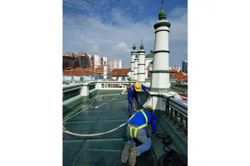 NAIK TARAF: Pekerja sedang giat menjalankan kerja naik taraf ke atas Masjid Abdul Gafoor, yang bertujuan memastikan masjid di Dunlop Street itu dapat terus memenuhi keperluan masyarakat terutama golongan muda. - Foto MASJID ABDUL GAFOOR