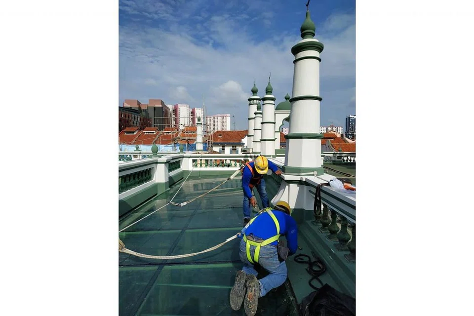 NAIK TARAF: Pekerja sedang giat menjalankan kerja naik taraf ke atas Masjid Abdul Gafoor, yang bertujuan memastikan masjid di Dunlop Street itu dapat terus memenuhi keperluan masyarakat terutama golongan muda. - Foto MASJID ABDUL GAFOOR
