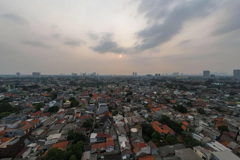 MUTU UDARA MEROSOT: Pemandangan dari udara menunjukkan mutu udara yang rendah di sekitar ibu kota Jakarta.