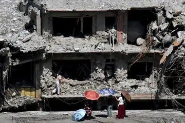 Penduduk melihat sebuah rumah yang rosak akibat banjir kilat pada 26 Ogos di Trishuli, daerah Nuwakot, Nepal, pada 22 September. Nepal kini menamatkan operasi mencari dan menyelamat secara aktif, 40 hari selepas bencana itu meragut sekurang-kurangnya 1,455 nyawa, dengan 5,285 orang masih hilang, dan mengalihkan tumpuan kepada usaha pemulihan dan pembinaan semula.