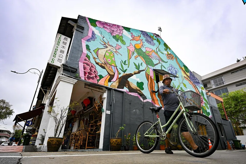 Mural dinding bertajuk, ‘The Phoenix’, dilukis di bahagian luar rumah kedai di sepanjang Joo Chiat Road. Kejiranan Katong-Joo Chiat terkenal dengan kekayaan warisan dan budaya.
