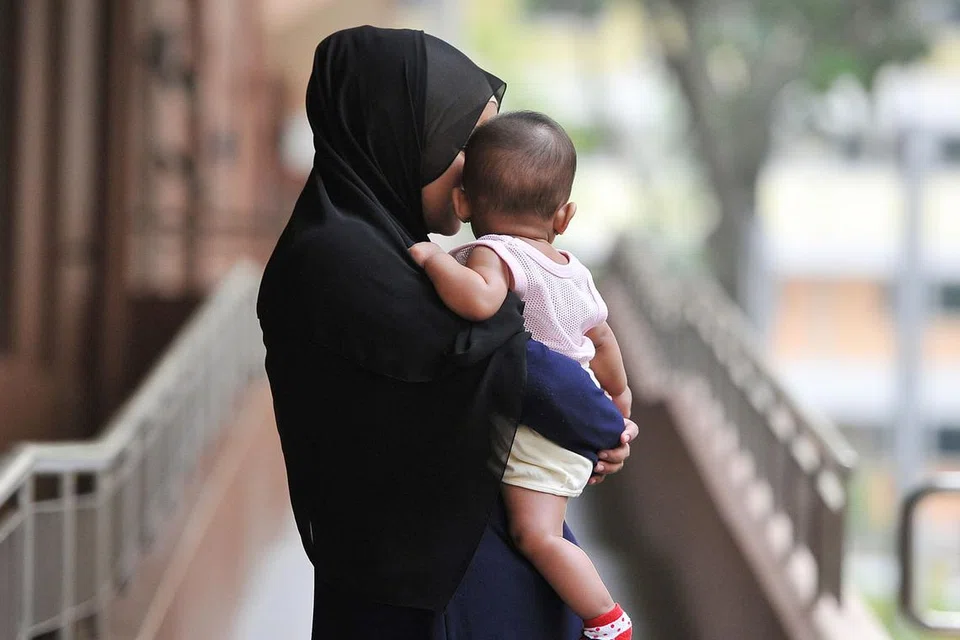 MENDAMBA MASA DEPAN LEBIH CERAH: Cik Nora (bukan nama sebenar) berharap sokongan tambahan yang disediakan program KidSTART dapat memberi puterinya permulaan yang baik dalam hidup untuk merintis jalan bagi masa depan lebih cerah. - Foto THE STRAITS TIMES