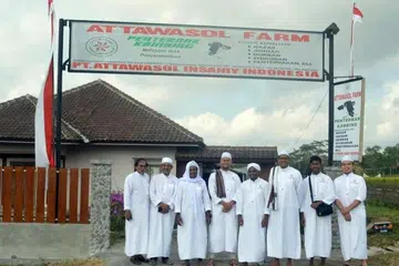 SUMBANG TENAGA: Sukarelawan  Attawasol Insaniy membuat lawatan ke Indonesia semasa Hari Raya Haji pada 2022 untuk membantu pengagihan daging korban kepada golongan kurang berkemampuan di sana.
