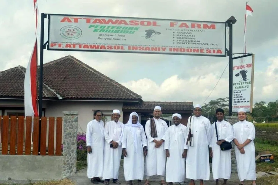 SUMBANG TENAGA: Sukarelawan  Attawasol Insaniy membuat lawatan ke Indonesia semasa Hari Raya Haji pada 2022 untuk membantu pengagihan daging korban kepada golongan kurang berkemampuan di sana.