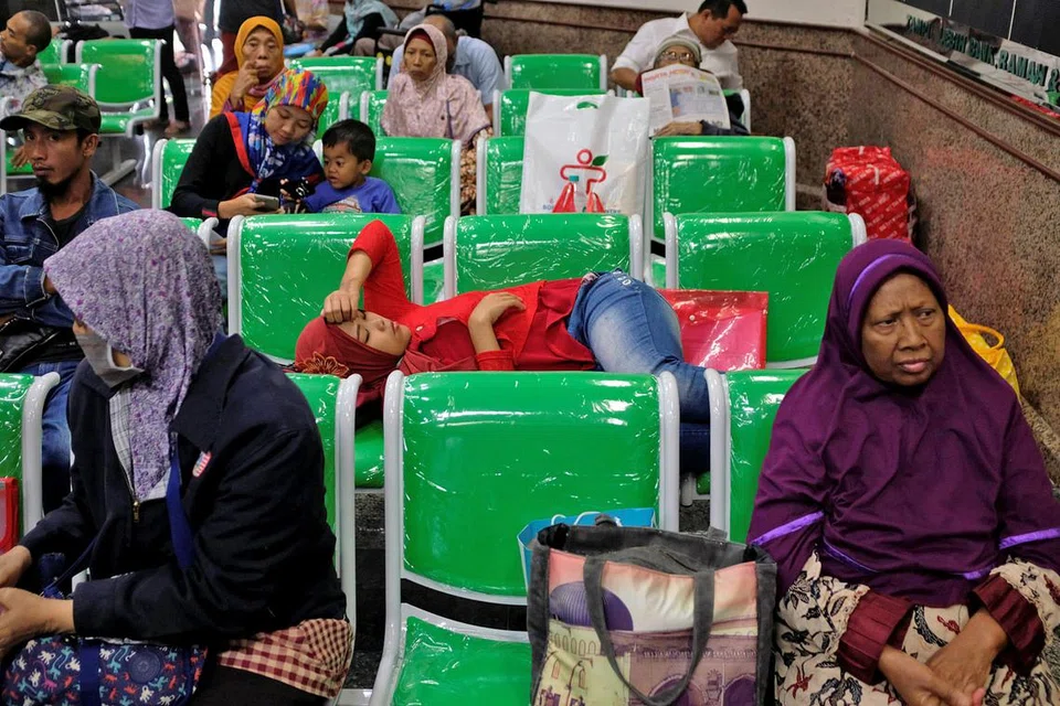 PESAKIT TURUT MERANA: Para pesakit and keluarga mereka menunggu giliran membuat pendaftaran di Hospital Dharmais, hospital barah terbesar di Indonesia, selepas ia dilanda serangan siber baru-baru ini. - Foto REUTERS 