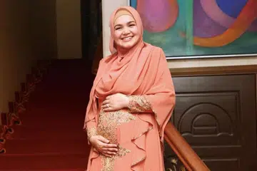 MENGHITUNG HARI: Penyanyi tersohor, Datuk Seri Siti Nurhaliza, memilih untuk melahirkan bayi sulungnya dalam tempoh dua minggu lagi menerusi pembedahan Caesarean. - Foto THE STAR