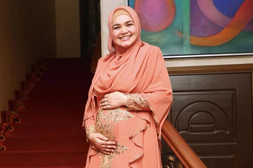 MENGHITUNG HARI: Penyanyi tersohor, Datuk Seri Siti Nurhaliza, memilih untuk melahirkan bayi sulungnya dalam tempoh dua minggu lagi menerusi pembedahan Caesarean. - Foto THE STAR