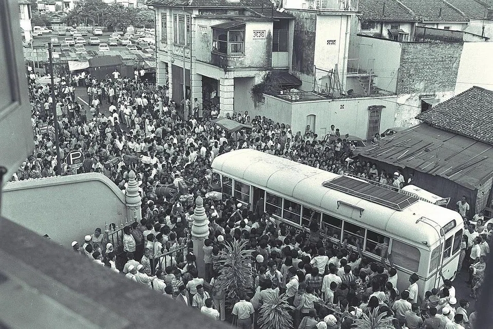TETAP UTUH DAN RELEVAN: Masjid Sultan, yang pernah menjadi tumpuan jemaah haji zaman silam (gambar atas), berubah dan terus berdiri megah sejajar dengan perkembangan semasa dan menjadi lambang yang bermakna di Kampong Glam. - Foto fail