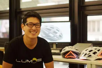 Jurutera mekanikal Ding Eu Wen bersama prototaip topi keledar Lumos yang direkanya. 