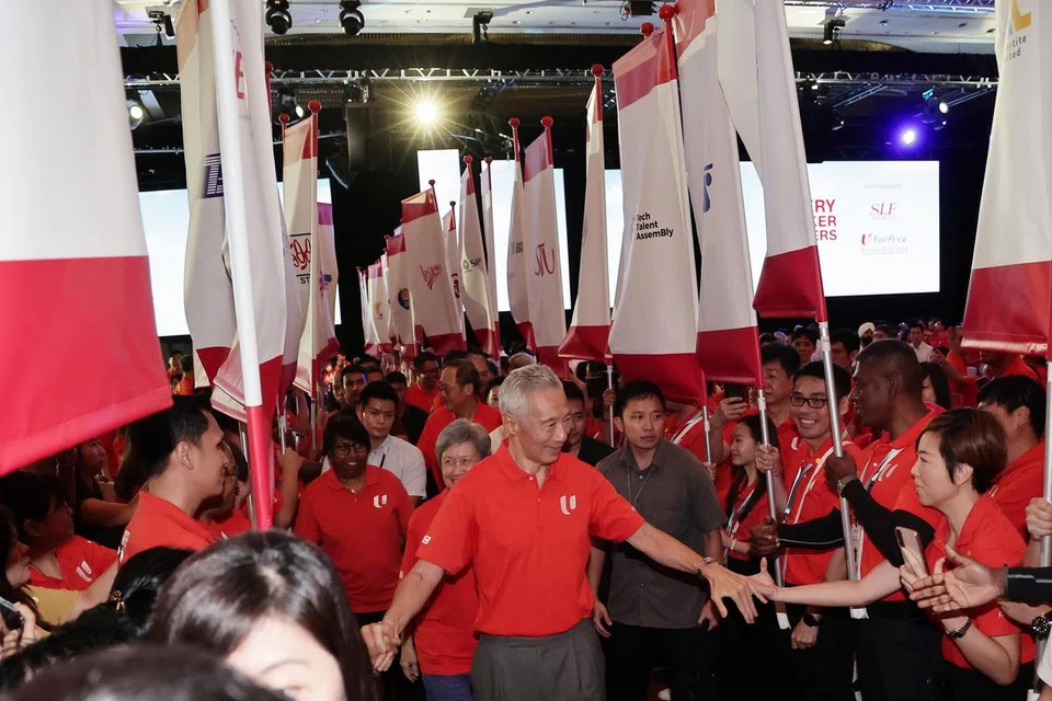 Hampir 1,700 ketua kesatuan, rakan tiga pihak dan tetamu menyambut kedatangan Perdana Menteri, Encik Lee Hsien Loong, dengan sorakan gemuruh di Rapat Hari Pekerja 2024 yang diadakan di Pusat Konvensyen Marina Bay Sands pada 1 Mei – yang terakhir selaku perdana menteri sebelum Encik Lee mengundurkan diri apabila timbalannya, Encik Lawrence Wong, mengambil alih daripada beliau pada 15 Mei. 