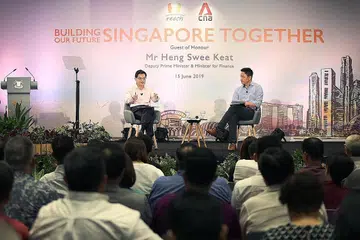 SESI DIALOG: DPM Heng Swee Keat sedang berucap di sesi dialog Reach-CNA yang diadakan di Universiti Pengurusan Singapura (SMU) pada Sabtu lalu. Beliau ditemani penyampai berita CNA, Encik Steven Chia. - Foto CMG 