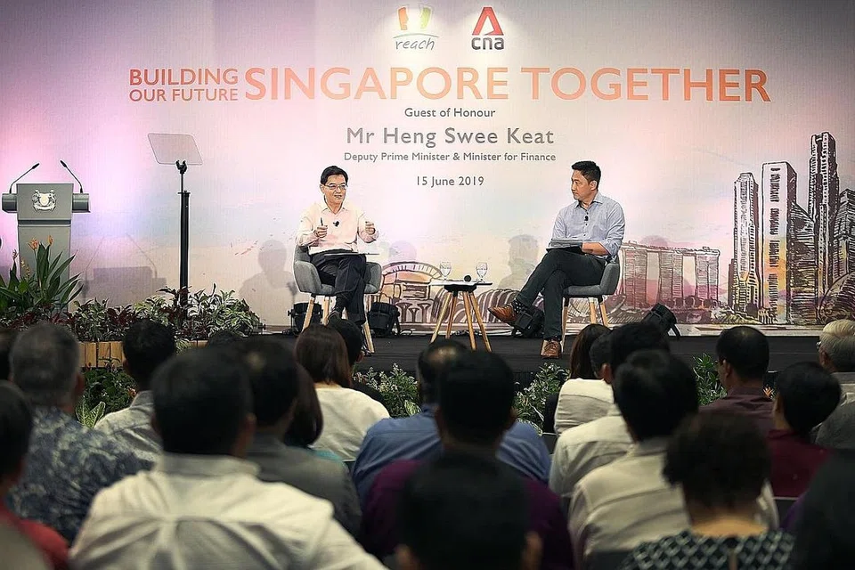 SESI DIALOG: DPM Heng Swee Keat sedang berucap di sesi dialog Reach-CNA yang diadakan di Universiti Pengurusan Singapura (SMU) pada Sabtu lalu. Beliau ditemani penyampai berita CNA, Encik Steven Chia. - Foto CMG 
