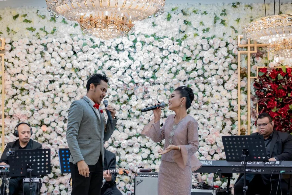 GANDINGAN SERASI: P. Radhi (kiri) dari Malaysia berpadu suara dengan penyanyi Singapura, Putri Emily Joehaidi, lagu Semarak Hati, yang dipetik daripada filem Juwita.