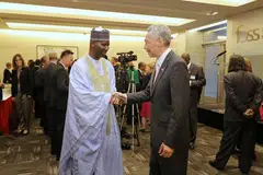 GEMBLENG TENAGA: Perdana Menteri, Encik Lee Hsien Loong, bersama Presiden Perhimpunan Agung PBB tahun ini, Profesor Tijjani Muhammad-Bande dari Nigeria, di Forum Negara-Negara Kecil di Misi Tetap Singapura ke PBB di New York kelmarin. - Foto BH oleh GAVIN FOO