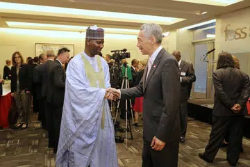 GEMBLENG TENAGA: Perdana Menteri, Encik Lee Hsien Loong, bersama Presiden Perhimpunan Agung PBB tahun ini, Profesor Tijjani Muhammad-Bande dari Nigeria, di Forum Negara-Negara Kecil di Misi Tetap Singapura ke PBB di New York kelmarin. - Foto BH oleh GAVIN FOO