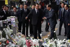 LAWAT TEMPAT KEJADIAN: Presiden Korea Selatan, Encik Yoon Suk-yeol (depan, tiga dari kanan), dan Perdana Menteri, Encik Han Duck-soo (depan, dua dari kanan), melawat tempat kejadian rempuhan manusia yang membunuh lebih 150 orang semasa perayaan Halloween, di Seoul, Korea Selatan, semalam. - Foto REUTERS