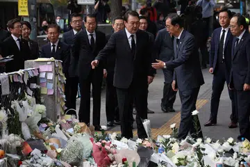 LAWAT TEMPAT KEJADIAN: Presiden Korea Selatan, Encik Yoon Suk-yeol (depan, tiga dari kanan), dan Perdana Menteri, Encik Han Duck-soo (depan, dua dari kanan), melawat tempat kejadian rempuhan manusia yang membunuh lebih 150 orang semasa perayaan Halloween, di Seoul, Korea Selatan, semalam. - Foto REUTERS