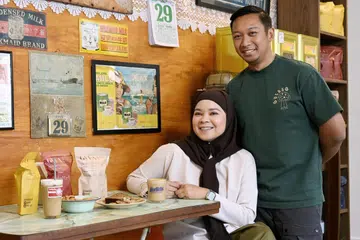 Pasangan suami isteri yang membangunkan usaha Gula Sg, Cik Nor Munirah Abdul Gaffar, dan Encik Muhammad Taufiq Mohamed Nasir, membantu ibu dan bayi dengan biskut laktasi.