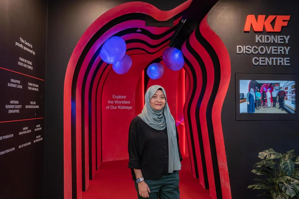 DEKATI MASYARAKAT: Cik Norazlina Wagiman, Eksekutif Kanan Unit Perhubungan dan Jangkauan, Yayasan Buah Pinggang Kebangsaan (NKF), menggalakkan orang ramai mengunjungi Pusat Teroka Buah Pinggang NKF di Kim Keat Road.