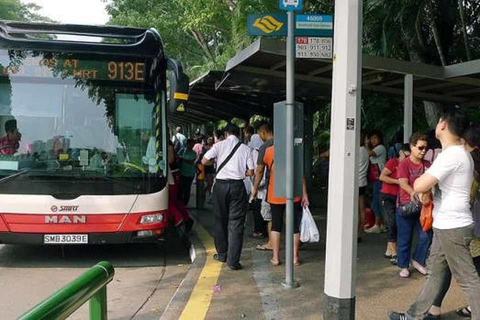 SESAK DENGAN PENUMPANG: Lebih ramai orang menaiki bas untuk ke Johor Bahru sejak kerajaan Malaysia menaikkan kadar tol di CIQ Johor Bahru. - Foto KHALID BABA