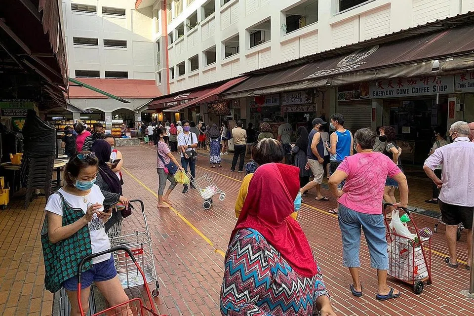 DI PASAR BLOK 467 TAMPINES: Pelanggan beratur di luar pasar Tampines di Blok 467. - Foto BH oleh NUR HUMAIA SAJAT