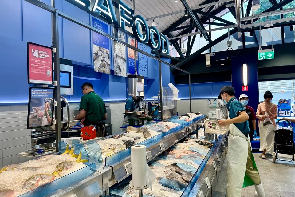 Konsep cawangan FairPrice terbaharu di Elias Mall dibentuk berdasarkan maklum balas penduduk, kata Ketua Pegawai Eksekutif (CEO) pasar raya, Cheers dan Unity, FairPrice Group, Encik David Goh.