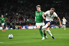 Penyerang skuad England dan kelab Bayern Munich, Harry Kane (kanan) beraksi sewaktu menentang Ireland pada 17 November 2024.
