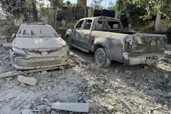 Kenderaan yang rosak dilihat di luar bangunan Kementerian Pertahanan Syria, yang menempatkan Ibu Pejabat Staf Am Tentera, selepas serangan udara oleh Israel di Damsyik, Syria, pada 16 Julai 2025. Pasukan Pertahanan Israel mengesahkan serangan ke atas bangunan tersebut pada 16 Julai susulan penempatan tentera Syria di wilayah majoriti Druze, Suweida, selepas pertempuran antara pejuang Druze dan suku Badwi mengorbankan puluhan nyawa.
