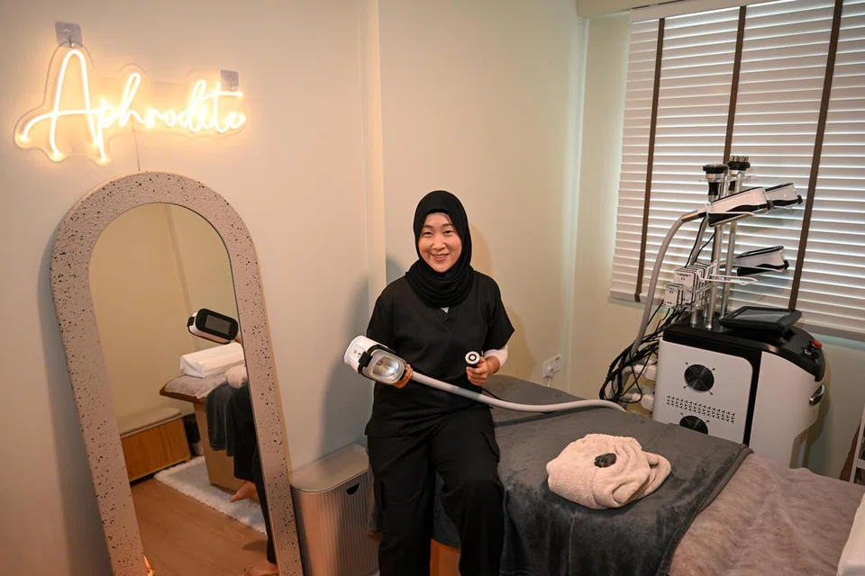 Cik Liyana Nur Atiqah Azni gembira dapat menawarkan perkhidmatan buang lemak dengan kaedah beku lemak dengan harga dimampui kepada pelanggan.