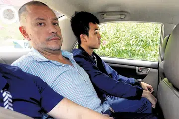 MENGAKU BERSALAH: Andrew Gosling mengaku membaling botol wain dari tingkat tujuh kondominium di Spottiswoode Park Road pada 2019 sehingga menyebabkan kematian Encik Nasiari Sunee, 73 tahun. - Foto fail