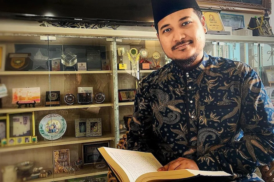 MINAT DALAMI ILMU AGAMA JADI PENDORONG: Ustaz Norfarihin berkata beliau meraih banyak pengalaman dan manfaat ketika berada di Jabatan Fatwa Kerajaan Jordan. Beliau, yang merupakan penerima Biasiswa Possiswazah Majlis Ugama Islam Singapura (Muis) pada 2018, satu-satunya wakil dari rantau Asia pernah diterima menjalani latihan amali di sana. - Foto BH oleh FAKHRURADZI ISMAIL