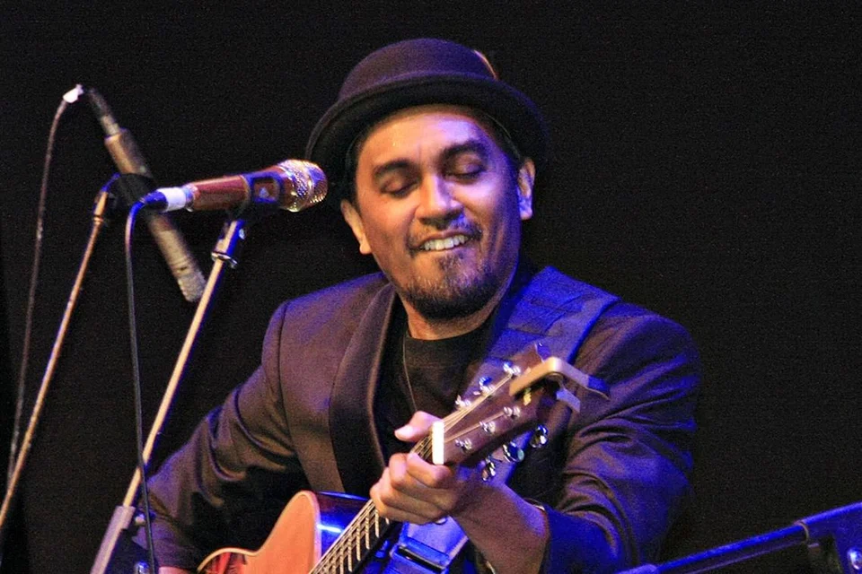 HARGAI PERSAHABATAN: Rossa menyanyikan lagu Glenn Fredly dalam konsertnya sebagai langkah memperingati sahabat baiknya, Glenn Fredly (gambar atas), yang dianggap penyanyi paling romantis Indonesia selepas Broery Marantika. - Foto TRINITY OPTIMA