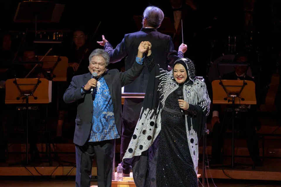 Emilia Contessa berpadu suara dengan biduan, Eddy Ali, dalam ‘Konsert Simfoni Keroncong Nusantara’ sempena Pesta Raya 2023.