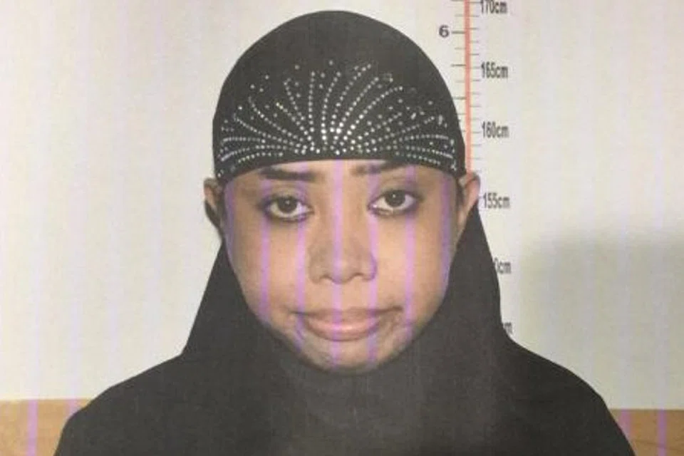 DITANGKAP: Tuduhan memberontak disediakan ke atas Karen Aizha Hamidon (gambar atas tanpa niqab) berhubung 296 pos media sosial yang dikaitkan dengannya dan usahanya mahu merekrut pejuang ISIS. - Foto AFP