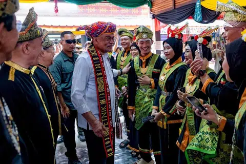 Perdana Menteri Malaysia, Datuk Seri Anwar Ibrahim, beramah-tamah dengan masyarakat Sabah selepas merasmikan Sambutan Pesta Kaamatan Peringkat Sabah di Penampang, Sabah, pada 30 Mei.