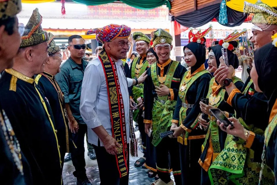 Perdana Menteri Malaysia, Datuk Seri Anwar Ibrahim, beramah-tamah dengan masyarakat Sabah selepas merasmikan Sambutan Pesta Kaamatan Peringkat Sabah di Penampang, Sabah, pada 30 Mei.
