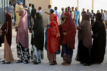 Penduduk Somalia beratur untuk mengundi dalam pilihan raya majlis perbandaran yang bertujuan membuka laluan kepada pilihan raya nasional secara langsung pertama negara Afrika Timur itu dalam tempoh lebih setengah abad, di daerah Hodan, Mogadishu, Somalia, pada 25 Disember 2025.