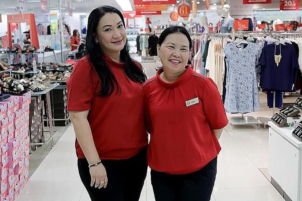 LEBIH BERSEMANGAT: Itulah yang dirasakan dua rakan sekerja di Metro Causeway Point, Cik Hatijah Sahar (kanan) dan Cik Faizah Mustapar, yang turut serta dalam pelbagai program hidup sihat di bawah inisiatif Persatuan Perniagaan Orchard Road (ORBA).