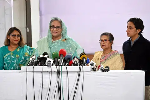 KEKALKAN JAWATAN: Gambar edaran Pejabat Perdana Menteri Bangladesh menunjukkan Perdana Menteri Bangladesh yang juga Presiden Liga Awami, Cik Sheikh Hasina (dua dari kiri), menemui media selepas membuang undi di pusat pengundian Kolej Bandar Raya Dhaka semasa Pilihan Raya Umum Kebangsaan ke-12 di Dhaka, Bangladesh, pada 7 Januari.
