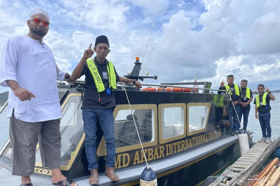 KHIDMAT PENGHANTARAN BOT LAJU: Encik Muhamad Akbar Jalit (paling kiri) memulakan syarikat Md Akbar International Batam sekitar setahun lalu untuk menyediakan khidmat penghantaran pulang jenazah menggunakan bot laju bagi membantu menguruskan jenazah individu dari Singapura yang meninggal di Batam atau pulau Riau yang lain. Bersama beliau ialah (dari kirinya) kapten bot, Encik Sahar, dan tiga kru, Encik Tomi, Encik Azwar dan Encik Rahmat – kesemuanya warga Indonesia.