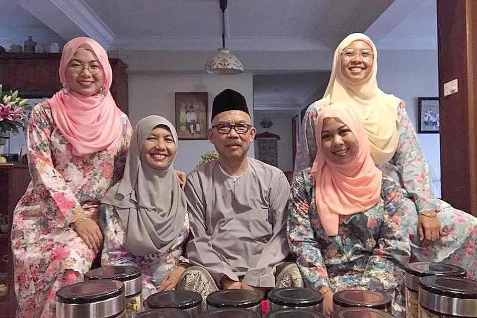 DEMI KESELAMATAN KELUARGA: Pasangan Cik Zaimasni Zainal Basri dan Encik Jumat Kassim bersama tiga anak mereka - (kiri) Cik Nur Amirah, 26 tahun, guru sekolah ACS (Junior); (kanan, berdiri) guru Sekolah Awam Pei Chun Cik Nurnilah Jumat, 30 tahun, yang juga menghidapi barah limfoma dan (kanan, duduk) jururawat Institut Kesihatan Mental, Cik Nur Hamizah Jumat, 35 tahun.- Foto ihsan JUMAT KASSIM