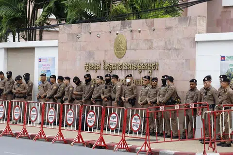  Polis Thailand berkawal di luar Kedutaan Kemboja ketika orang ramai berhimpun bagi membantah pertikaian sempadan Thailand-Kemboja yang semakin memuncak, di Bangkok, Thailand, pada 20 Julai 2025. Penunjuk perasaan mengadakan perhimpunan untuk membantah tindakan Kemboja susulan insiden letupan periuk api yang mencederakan tiga anggota tentera Thailand semasa rondaan di sempadan pada 16 Julai. Ketegangan antara Thailand dan Kemboja semakin memuncak selepas pertempuran singkat antara tentera kedua-dua negara pada Mei 2025, dengan kedua-duanya meningkatkan kehadiran tentera di sepanjang sempadan serta mengenakan pelbagai langkah terhadap satu sama lain.