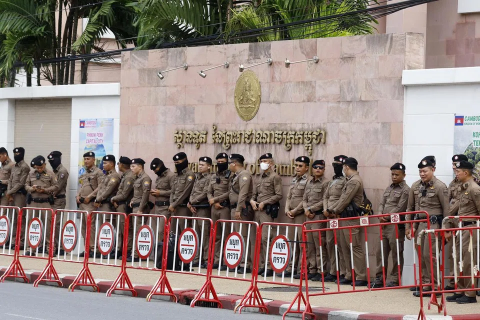  Polis Thailand berkawal di luar Kedutaan Kemboja ketika orang ramai berhimpun bagi membantah pertikaian sempadan Thailand-Kemboja yang semakin memuncak, di Bangkok, Thailand, pada 20 Julai 2025. Penunjuk perasaan mengadakan perhimpunan untuk membantah tindakan Kemboja susulan insiden letupan periuk api yang mencederakan tiga anggota tentera Thailand semasa rondaan di sempadan pada 16 Julai. Ketegangan antara Thailand dan Kemboja semakin memuncak selepas pertempuran singkat antara tentera kedua-dua negara pada Mei 2025, dengan kedua-duanya meningkatkan kehadiran tentera di sepanjang sempadan serta mengenakan pelbagai langkah terhadap satu sama lain.