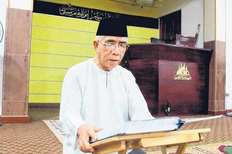INGIN TERUS BERKHIDMAT: Selepas mengajar kelas di penjara, Ustaz Abdul Rapol akan membaca Al-Quran dan menjalankan tugas sebagai imam di Masjid Ahmad Ibrahim. - Foto-foto HAFEZ SOROURI