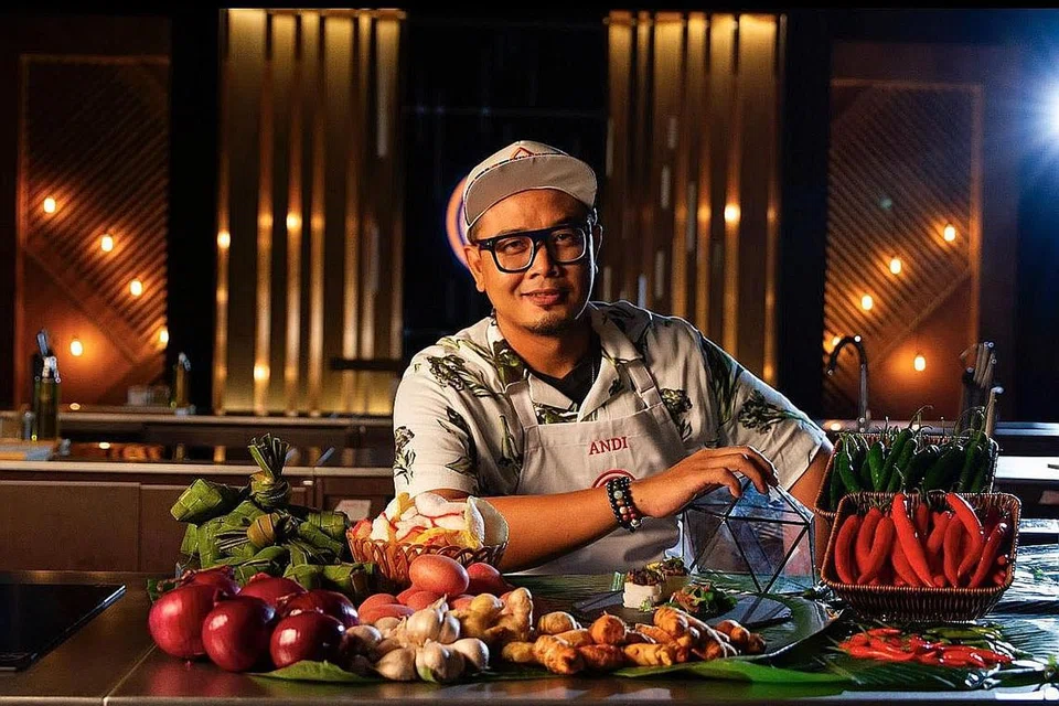 MEMASAK SEPERTI SENI HIASAN MAKANAN: Encik Azwandi Robani seorang pengajar seni visual meletak ilmu seni dan personalitinya dalam hidangannya. - Foto MEDIACORP/MASTERCHEF 