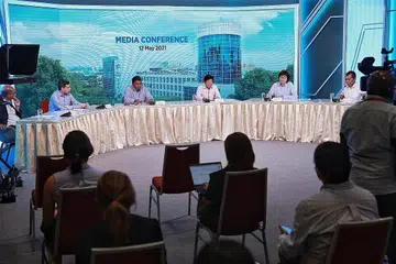 BENTANG VISI: Encik Khaw Boon Wan bersama (dari kiri) Editor Tamil Murasu, Encik Jawharilal Rajendran, Editor The Straits Times merangkap Ketua Editor Kumpulan Media Inggeris, Melayu dan Tamil (EMTM) SPH, Encik Warren Fernandez, CEO sementara SPH Media, Encik Patrick Daniel, Ketua CMG, Cik Lee Huay Leng, dan Editor Berita Harian/Berita Minggu, Encik Saat A. Rahman, di sidang media semalam. - Foto BH oleh Kevin Lim