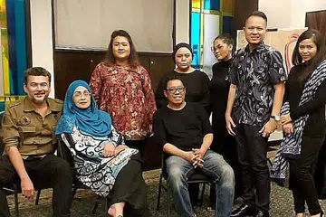 HIDUPKAN SASTERA: Saksikan pementasan naskhah sasterawan Malaysia dan Singapura dalam Rentas Sastera Nusantara anjuran kumpulan seni Variasi Performing Arts dari Singapura dan Sanggar Teater Fauziah Nawi dari Malaysia. Gambar memaparkan antara mereka yang terlibat (barisan pertama dari kiri ke kanan) Pelakon Azri Iskandar; pengasas Sanggar Teater Fauziah Nawi, Fauziah Nawi; pengarah Iryanda Mulia; Presiden dan Pengarah Eksekutif Variasi Performing Arts, Raja Hamzah Raja Zulkifli dan pelakon Syel Rahman. (Barisan kedua dari kanan ke kiri) Pelakon Chi Zim, penerbit Anna Mariana dan pengurus dari Singapura, Raja Siti Nurhudah. - Foto VARIASI PERFORMING ARTS