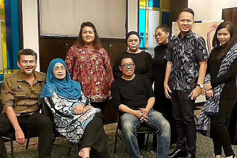 HIDUPKAN SASTERA: Saksikan pementasan naskhah sasterawan Malaysia dan Singapura dalam Rentas Sastera Nusantara anjuran kumpulan seni Variasi Performing Arts dari Singapura dan Sanggar Teater Fauziah Nawi dari Malaysia. Gambar memaparkan antara mereka yang terlibat (barisan pertama dari kiri ke kanan) Pelakon Azri Iskandar; pengasas Sanggar Teater Fauziah Nawi, Fauziah Nawi; pengarah Iryanda Mulia; Presiden dan Pengarah Eksekutif Variasi Performing Arts, Raja Hamzah Raja Zulkifli dan pelakon Syel Rahman. (Barisan kedua dari kanan ke kiri) Pelakon Chi Zim, penerbit Anna Mariana dan pengurus dari Singapura, Raja Siti Nurhudah. - Foto VARIASI PERFORMING ARTS
