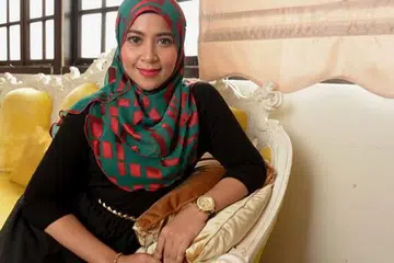 SALAHKAH?: Syura sedih dan tertekan apabila dikutuk menerusi media sosial seakan-akan beliau punca keruntuhan mahligainya bersama Mohd Fadhly Md Yassin. - Foto TUKIMAN WARJI