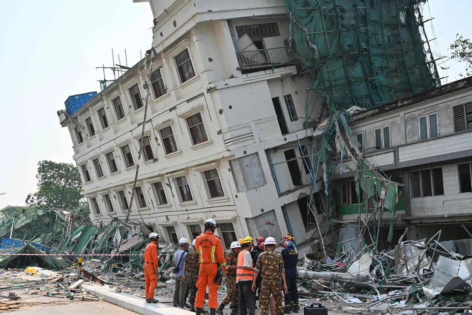 Pasukan penyelamat dari China dan Belarus menyelaraskan operasi di tapak runtuhan bangunan di Mandalay, Myanmar, pada 2 April. Beberapa hari selepas gempa bumi sekuat 7.7 mengikut skala Richter melanda, ramai penduduk masih terpaksa bermalam di luar rumah – sama ada kerana kediaman mereka musnah atau bimbang terhadap gegaran susulan.